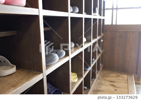 小学校の下駄箱 133273629