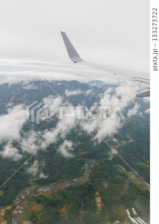 飛行機の窓の外から観る雲 飛行機の窓の外から観る雲 133273722