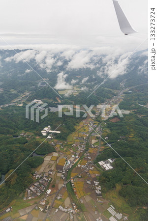 飛行機の窓の外から観るさぬき市の森 飛行機の窓の外から観るさぬき市の森 133273724