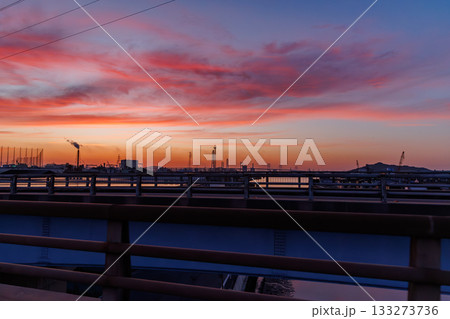 夕焼けに染まる瀬戸大橋(香川県坂出市) 夕焼けに染まる瀬戸大橋(香川県坂出市) 133273736