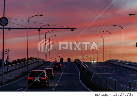 夕焼けに染まるさぬき浜街道（香川県坂出市） 133273738