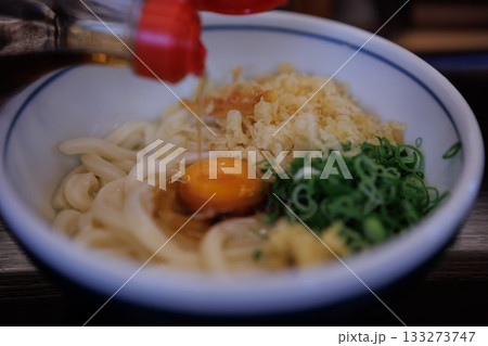 釜揚げうどんに出汁しょうゆをかける（讃岐うどん） 133273747