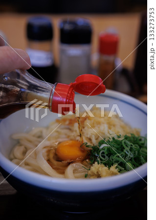出汁をかけて食べる釜揚げうどん（讃岐うどん） 133273753