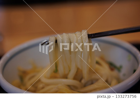 釜揚げうどんの麺上げ(讃岐うどん) 釜揚げうどんの麺上げ(讃岐うどん) 133273756