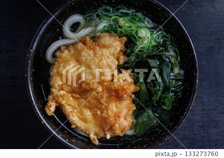 かけうどん鳴門わかめとかしわ天トッピング（香川県） 133273760