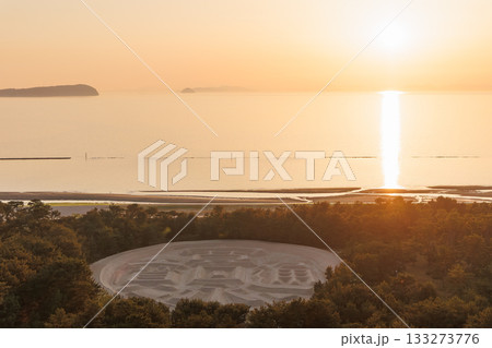 銭形展望台から観る夕焼けの銭形砂絵（香川県観音寺市） 133273776