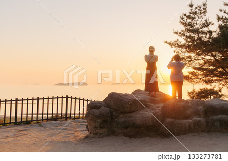 夕焼けと銭形砂絵（寛永通宝）香川県観音寺市 133273781