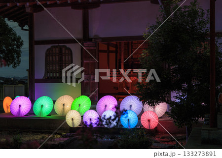 岐阜県関市の龍泰寺を彩る和傘ライトアップと幻想的アート演出 133273891