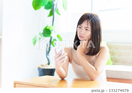 スマートフォンを使う女性 肌チェック 肌荒れ スマートフォンを使う女性 肌チェック 肌荒れ 133274079