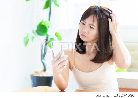 スマートフォンを使う女性 肌チェック 肌荒れ スマートフォンを使う女性 肌チェック 肌荒れ 133274080