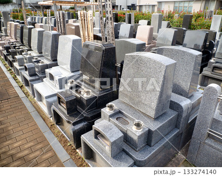 霊園に並んだ墓石 133274140