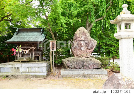 盛岡八幡宮参道の高部神社と包丁塚 133274162