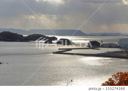 小豆島 富丘八幡神社から眺めるエンジェルロードと砂州で繋がる島々 小豆島 富丘八幡神社から眺めるエンジェルロードと砂州で繋がる島々 133274168