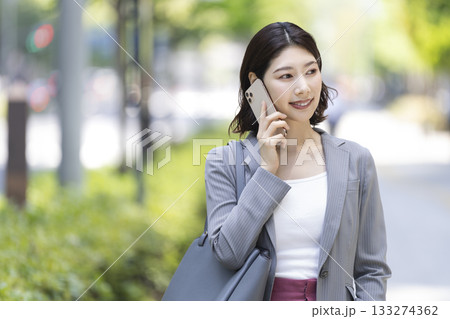 スマホで通話をするビジネスウーマン 133274362