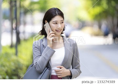 スマホで通話をするビジネスウーマン 133274389