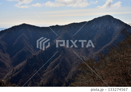 愛鷹山塊の越前岳 北白ガレンより望む前岳と位牌岳 愛鷹山塊の越前岳 北白ガレンより望む前岳と位牌岳 133274567