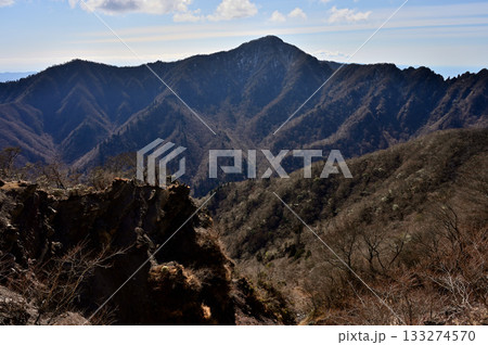 愛鷹山塊の越前岳 北白ガレンより望む前岳と位牌岳 愛鷹山塊の越前岳 北白ガレンより望む前岳と位牌岳 133274570