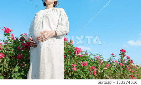 お腹を触る妊婦 133274610