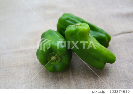 机の上の野菜、ピーマン 机の上の野菜、ピーマン 133274630