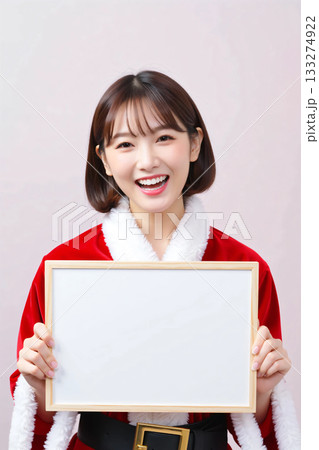 白いボードを持つサンタのコスプレの女性 133274922