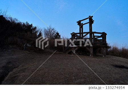 愛鷹山塊の越前岳 夜明けが近い十里木高原展望台 愛鷹山塊の越前岳 夜明けが近い十里木高原展望台 133274954