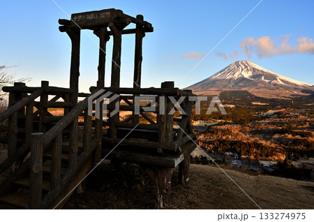 愛鷹山塊の越前岳の十里木高原展望台の朝 朝日に染まる富士山を眺める 愛鷹山塊の越前岳の十里木高原展望台の朝 朝日に染まる富士山を眺める 133274975