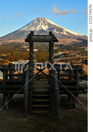 愛鷹山塊の越前岳の十里木高原展望台の朝 朝日に染まる富士山を眺める 愛鷹山塊の越前岳の十里木高原展望台の朝 朝日に染まる富士山を眺める 133274976