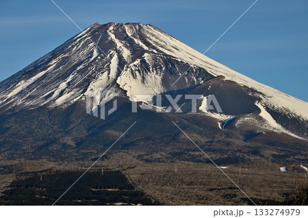 愛鷹山塊の越前岳より 雪化粧の富士山と宝永火口を望む 愛鷹山塊の越前岳より 雪化粧の富士山と宝永火口を望む 133274979