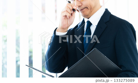 窓辺で考えるビジネスマン 窓辺で考えるビジネスマン 133275089