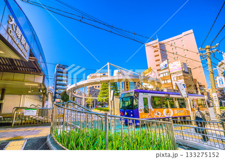 日本の東京都市景観　大塚駅前駅に入る都電やスロープ。奥に大塚駅＝10日 133275152