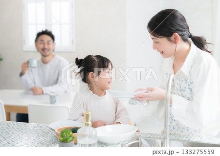 明るいキッチンで食器を洗う親子と笑顔の家族の生活シーン 明るいキッチンで食器を洗う親子と笑顔の家族の生活シーン 133275559