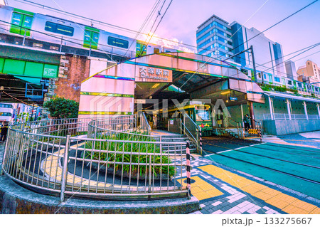 日本の東京都市景観　大塚駅前駅や2本の都電、スロープ、山手線などを望む。奥にJR大塚駅 133275667