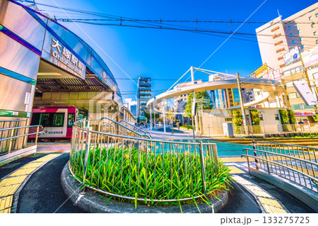 日本の東京都市景観　大塚駅前駅や都電、スロープなどを望む。奥にJR大塚駅 133275725