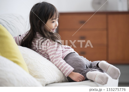 ソファでくつろぐ笑顔の女の子のリラックスシーン ソファでくつろぐ笑顔の女の子のリラックスシーン 133275776