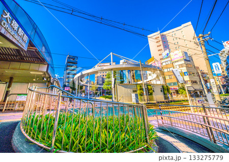 日本の東京都市景観　大塚駅前駅やスロープなどを望む。奥にJR大塚駅 133275779