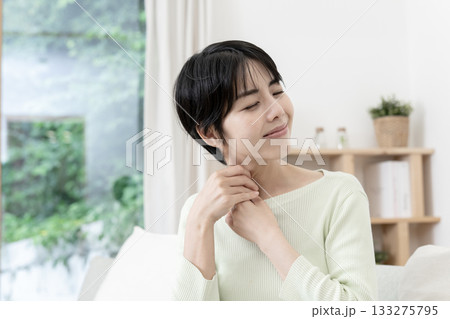 首をマッサージする女性　胸鎖乳突筋メソッド　小顔効果マッサージ 133275795