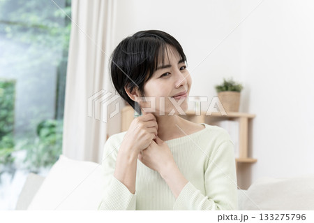 首をマッサージする女性 胸鎖乳突筋メソッド 小顔効果マッサージ 首をマッサージする女性 胸鎖乳突筋メソッド 小顔効果マッサージ 133275796