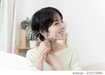 首をマッサージする女性 胸鎖乳突筋メソッド 小顔効果マッサージ 首をマッサージする女性 胸鎖乳突筋メソッド 小顔効果マッサージ 133275800