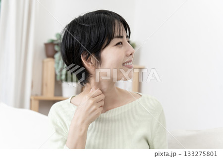 首をマッサージする女性　胸鎖乳突筋メソッド　小顔効果マッサージ 133275801