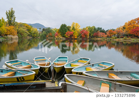 ボートの浮かぶ紅葉 133275896