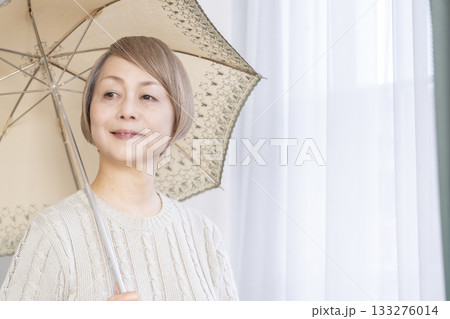 日傘を差す夏のシニア女性 133276014