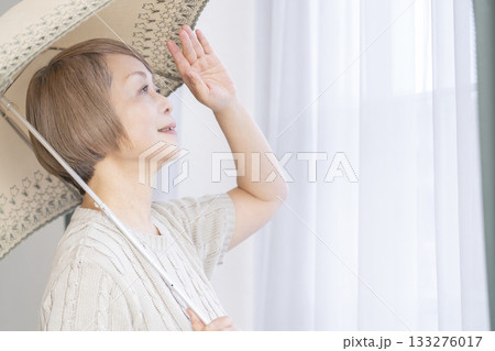 日傘を差す夏のシニア女性 日傘を差す夏のシニア女性 133276017