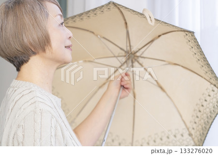 日傘を差す夏のシニア女性 133276020