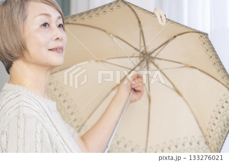 日傘を差す夏のシニア女性 133276021