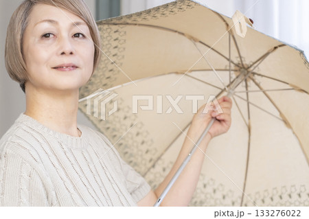 日傘を差す夏のシニア女性 133276022