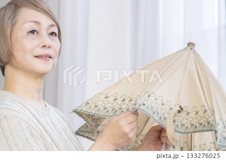 日傘を差す夏のシニア女性 133276025