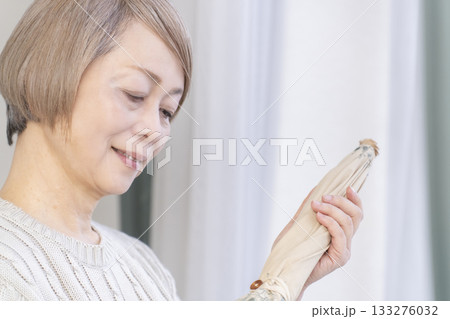 日傘を差す夏のシニア女性 133276032