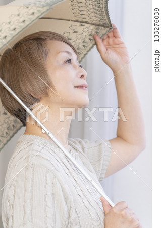 日傘を差す夏のシニア女性 133276039