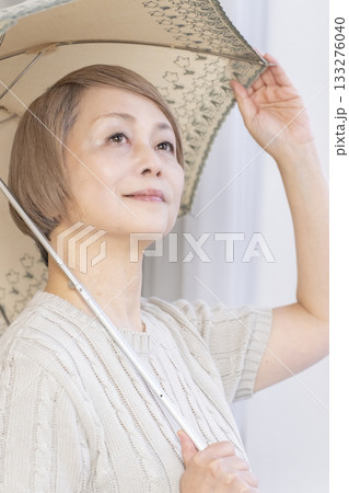 日傘を差す夏のシニア女性 133276040