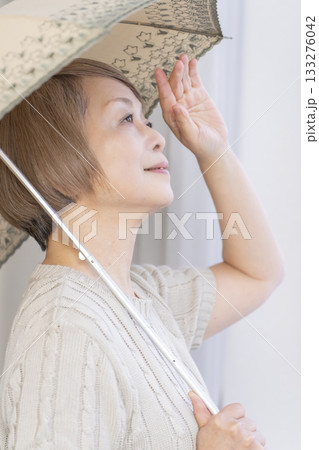 日傘を差す夏のシニア女性 133276042